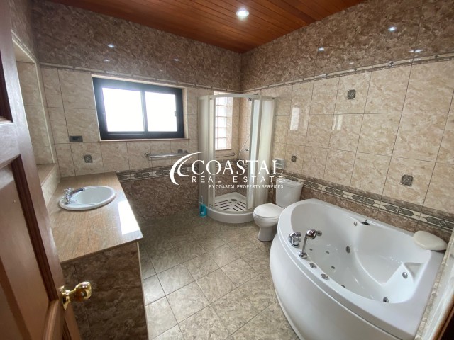Townhouse For Sale And Rent Mabprachan/Pong