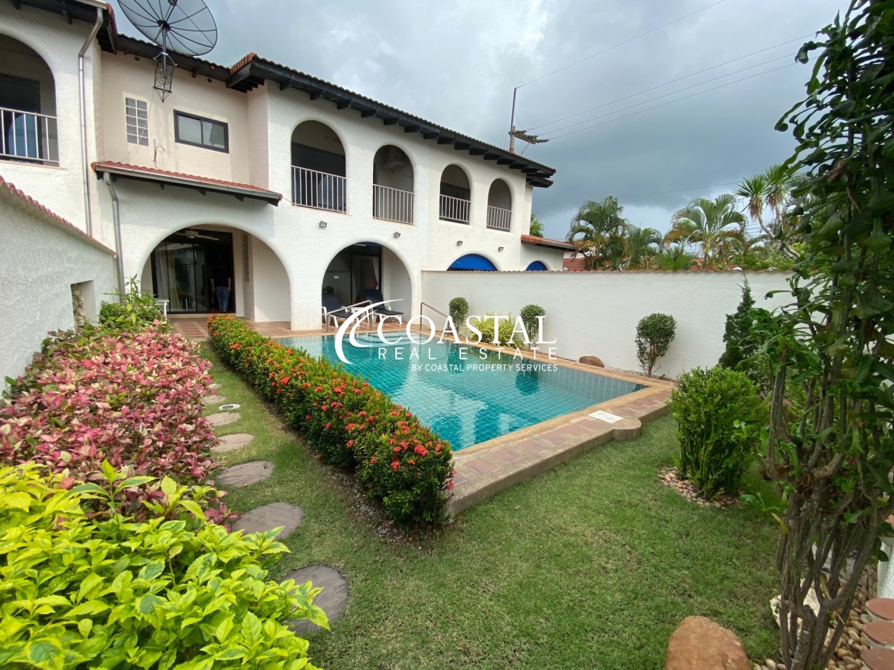 Townhouse For Sale And Rent Mabprachan/Pong