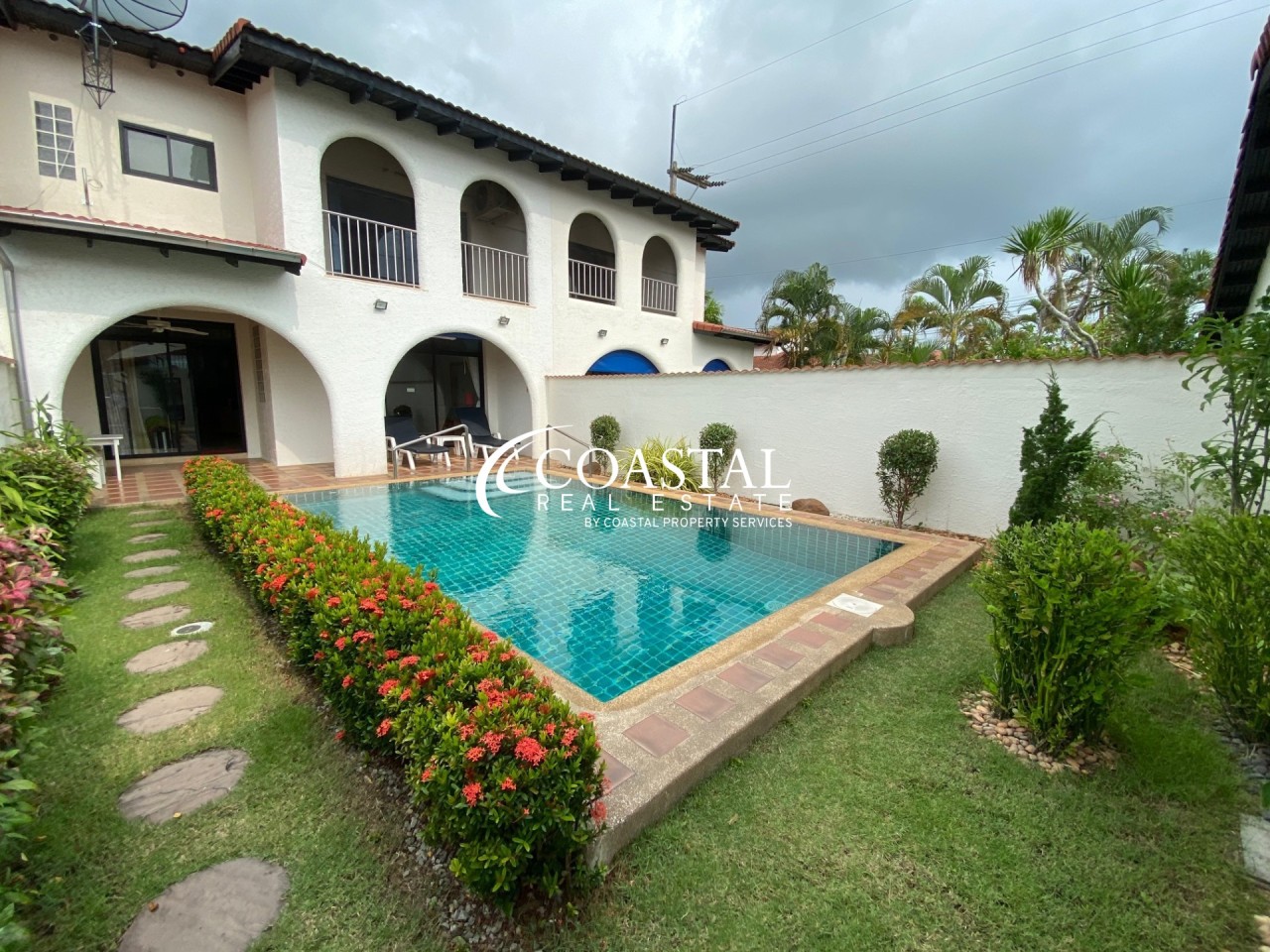 Townhouse For Sale And Rent Mabprachan/Pong