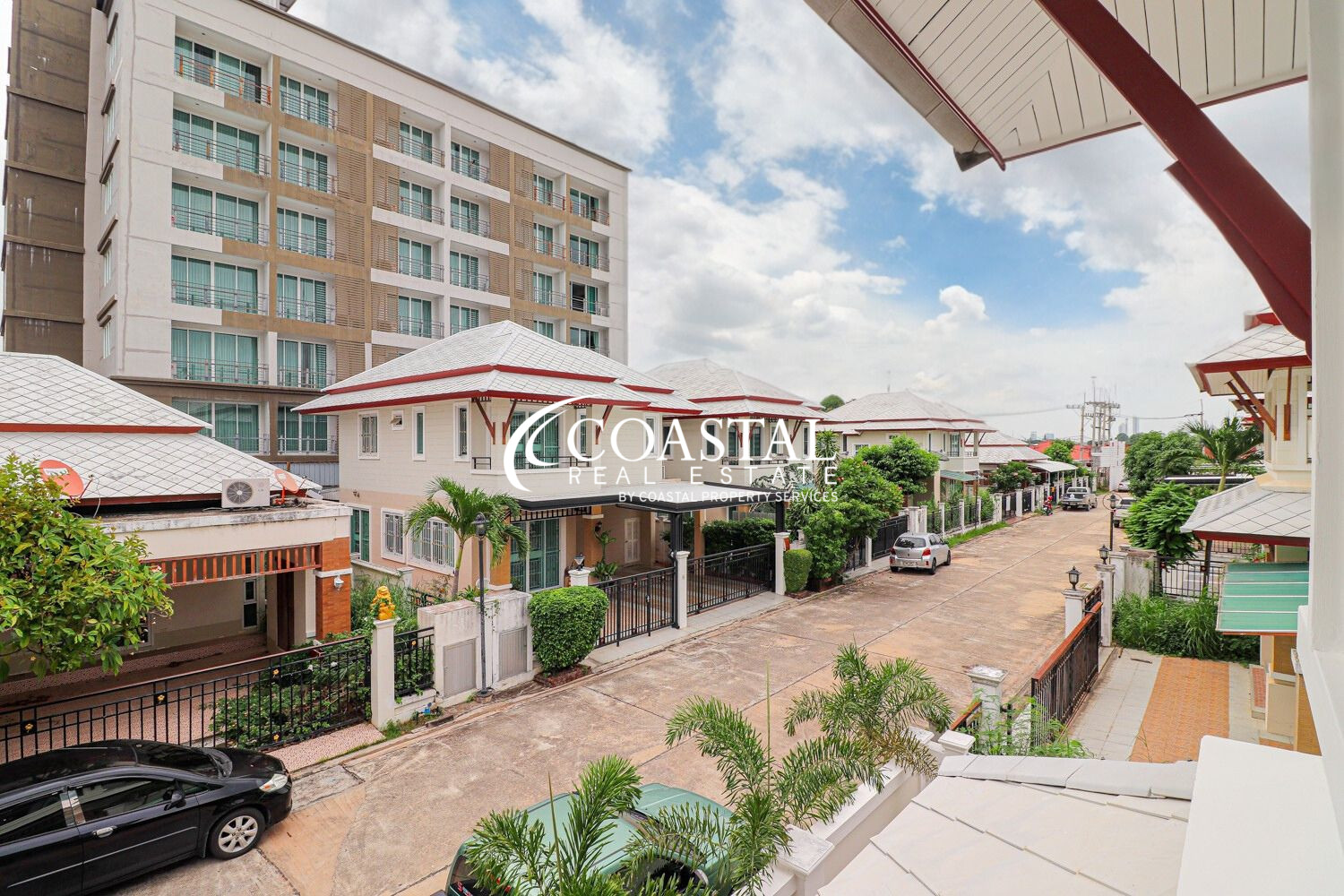 Twostory house for sale at The Villa Rachawadee in East Pattaya. H014606 Coastal Real