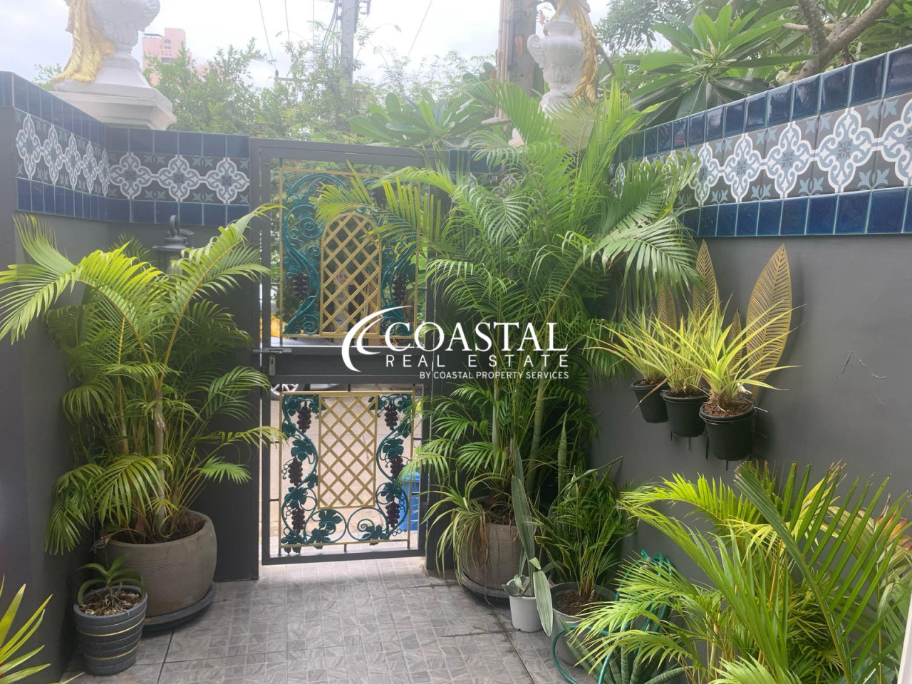 ทาวน์เฮ้าส์สำหรับขายหรือเช่าที่พระตำหนัก